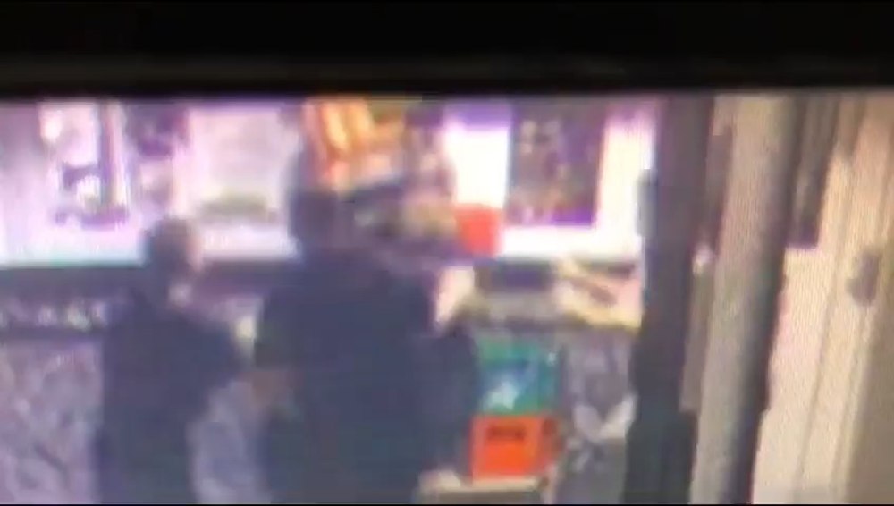 Femeie și bărbat, snopiți în bătaie de tineri cărora le-au spus să vorbească frumos VIDEO