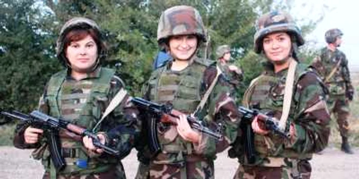 „Soldatul“ Natalia Hadârcă de la „Adevărul“ (stânga), alături de colegele de cătănie
