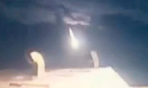 Meteoritul, filmat deasupra cartierului Berceni din București jpeg