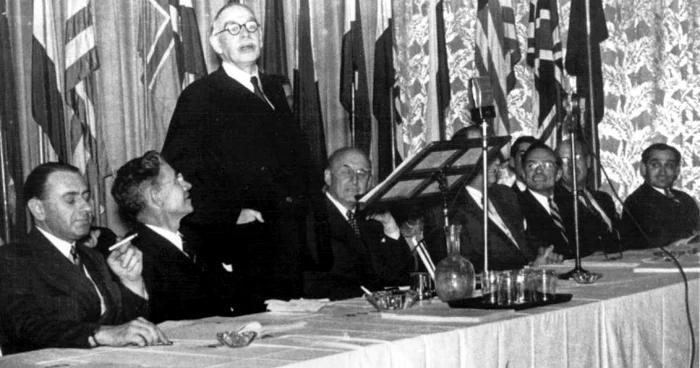 Economistul britanic Lord John Maynard Keynes adresându-se publicului la Conferinţa de la Bretton Woods (SUA), în iulie 1944 FOTO AFP