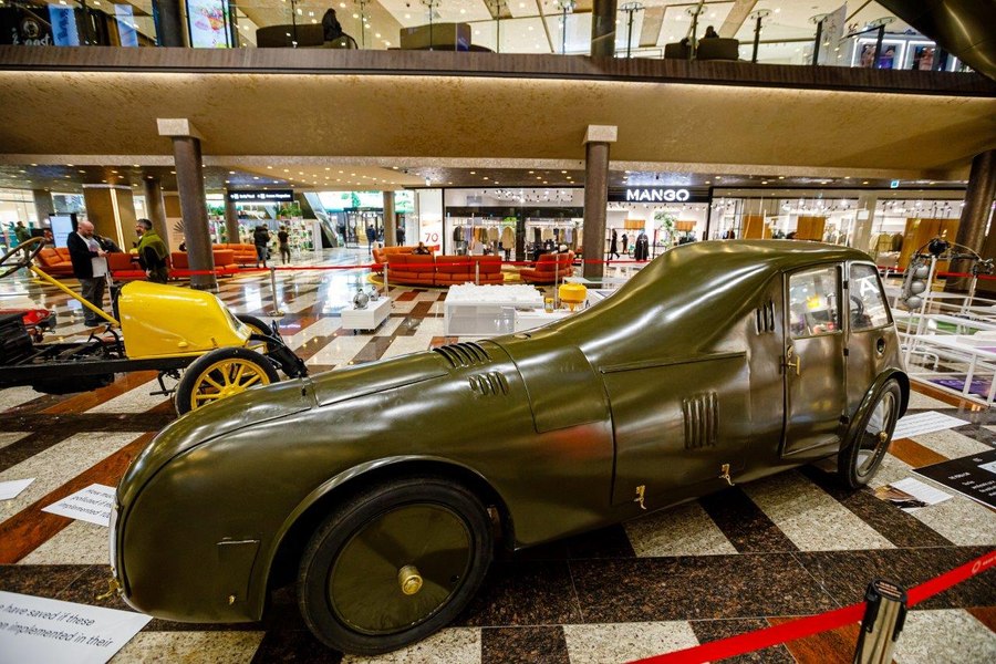 Prima mașină aerodinamică din lume cu roțile în fuselaj, invenție a românului Aurel Persu, expusă la un mall FOTO 
