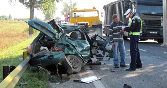 Autoturismele au fost serios şifonate în urma impactului