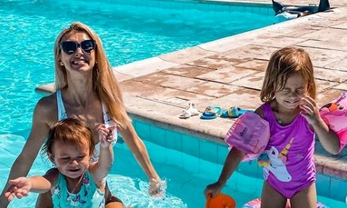 12 andreea balan cu fetitele la piscina jpg jpeg