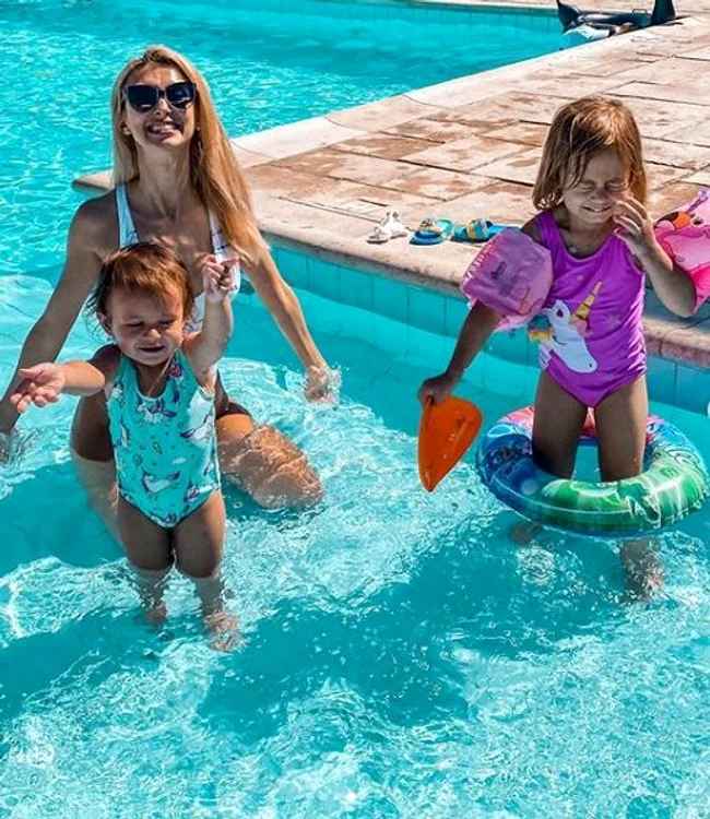 12 andreea balan cu fetitele la piscina jpg jpeg