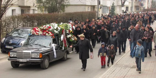 Zeci de oameni au participat la înmormântarea procurorului Ovidiu Berinde FOTO