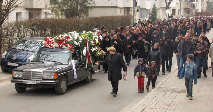 Zeci de oameni au participat la înmormântarea procurorului Ovidiu Berinde FOTO:adevarul