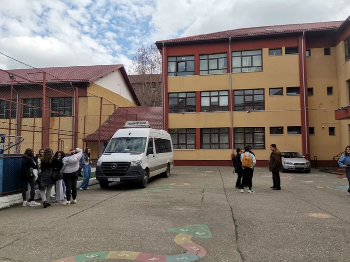 Elevii de la școlile mici din mediul rural vin la centrul de examen din oraș FOTO: Alina Mitran