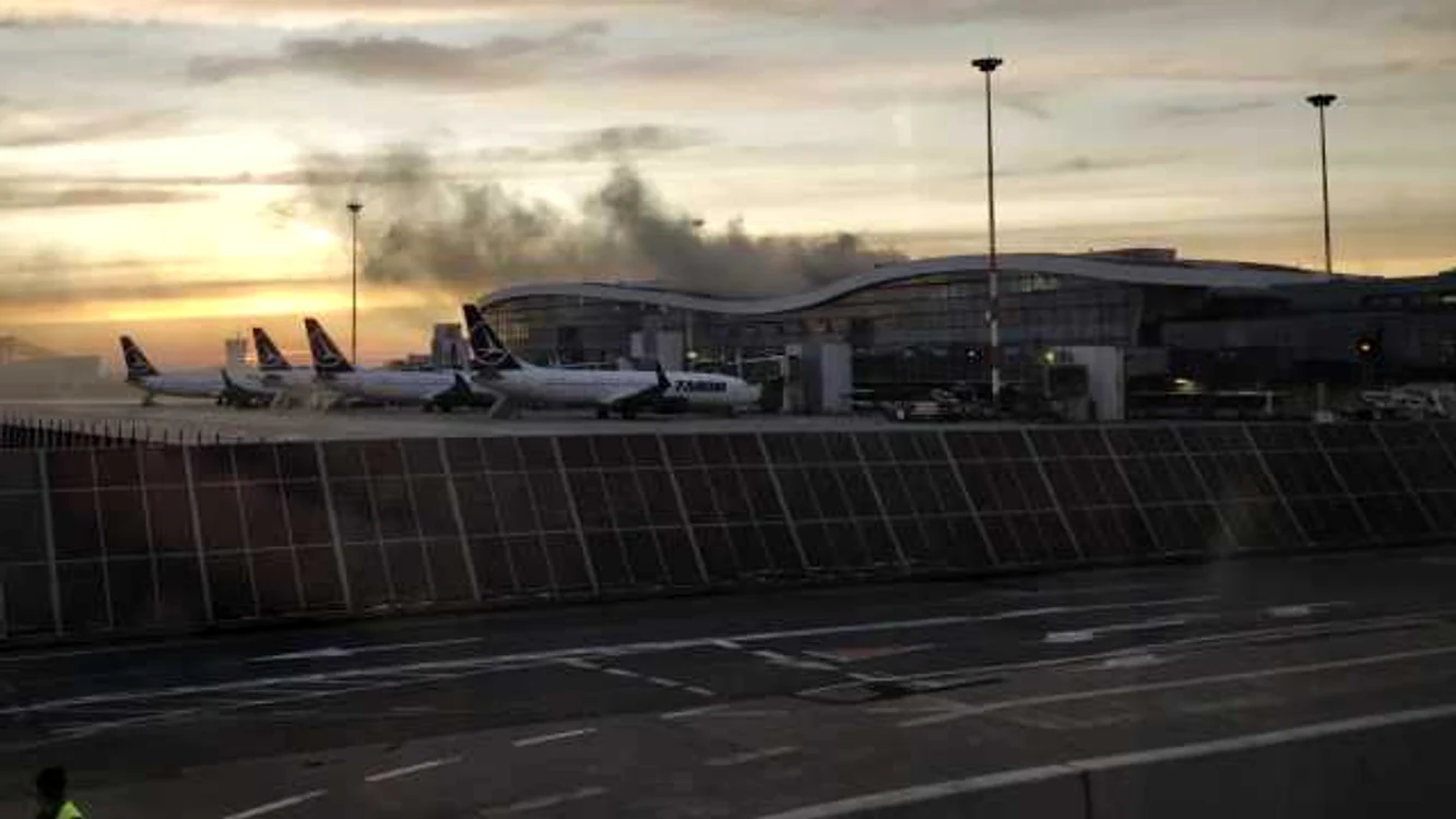 Un incendiu cu degjări de fum a avut loc duminică dimineaţă pe Aeroportul Otopeni FOTO boardingpass.ro