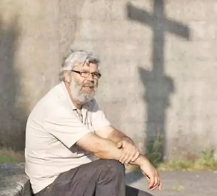 Părintele Luis Roldan Patino se roagă pentru un miracol