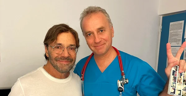 Chitaristul Al Di Meola și un medic de la spitalul din București FOTO Facebook Al Di Meola