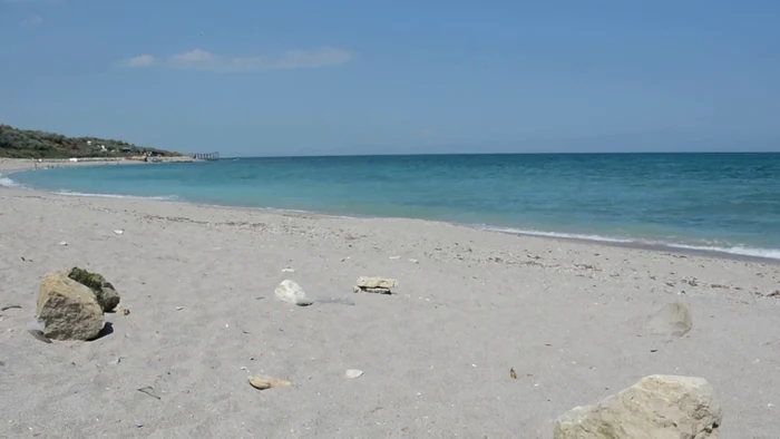 Plajă de pe litoralul românesc cu nisip fin și apă turcoaz