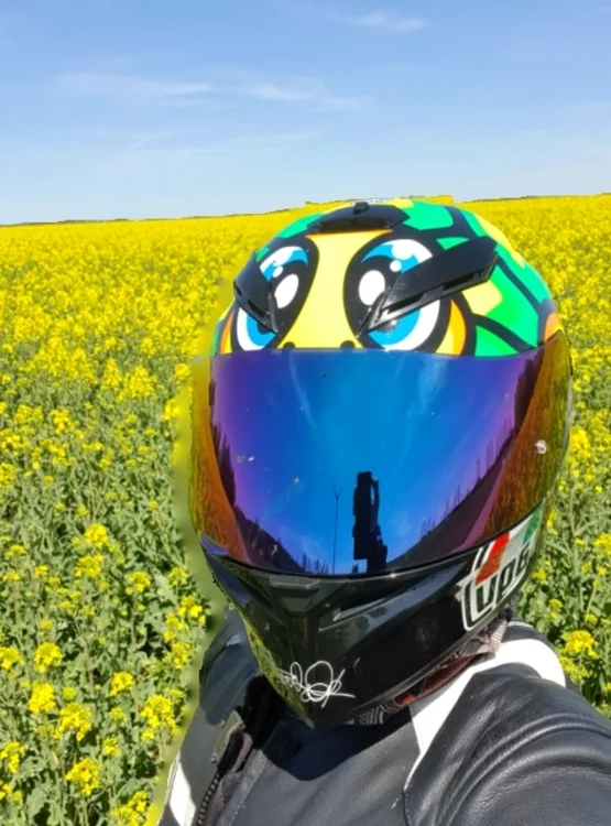 Un motociclist si-a făcut selfie in lanul de rapitaFOTOFacebook/ Suntem Motociclisti