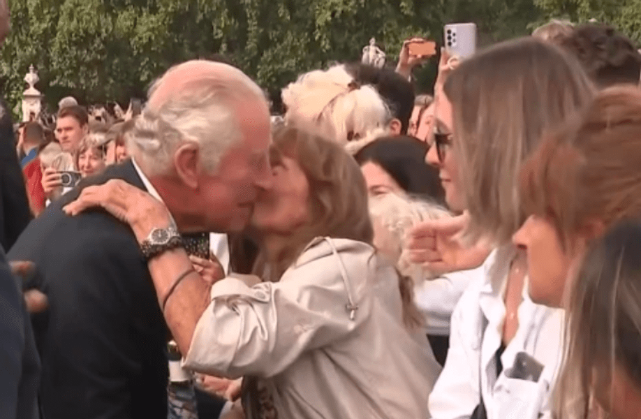 Momentul în care o femeie l-a sărutat pe Charles în fața Buckingham: „Părea trist“ VIDEO 