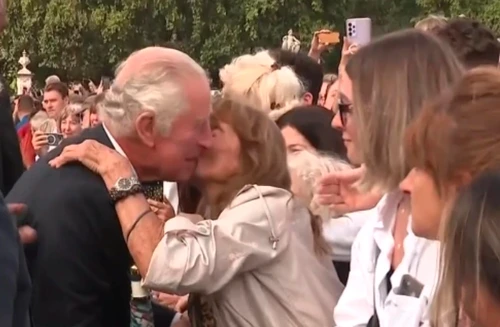 Charles, sărutat pe obraz de o femeie din mulțime FOTO captură video 