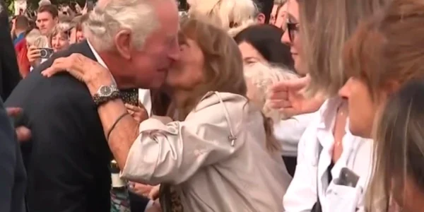 Charles, sărutat pe obraz de o femeie din mulțime FOTO captură video 