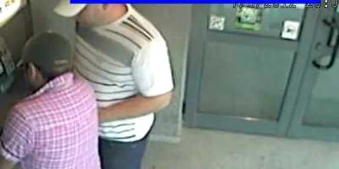 Bărbaţii forţau uşiţele de eliberare a banilor de la ATM-uri. FOTO: Arhivă