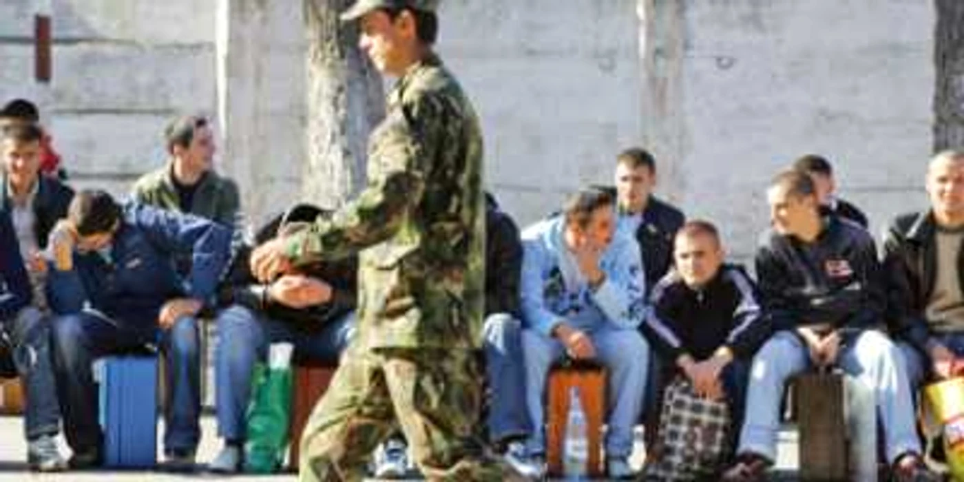 Chiar dacă armata nu mai este obligatorie, tinerii trebuie să fie luaţi în evidenţa centrelor de recrutare