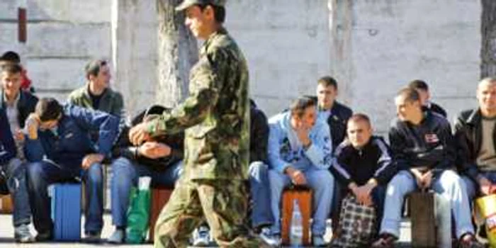 Chiar dacă armata nu mai este obligatorie, tinerii trebuie să fie luaţi în evidenţa centrelor de recrutare