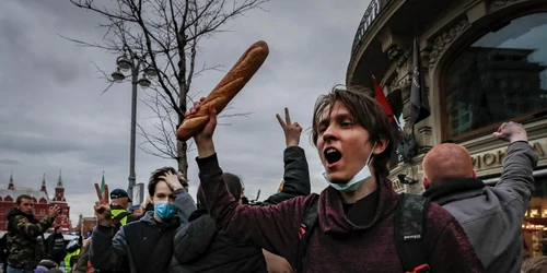 Tineri rusi protestand in fata Kremlinului FOTO EPA-EFE