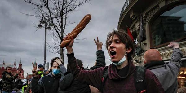 Tineri rusi protestand in fata Kremlinului FOTO EPA-EFE