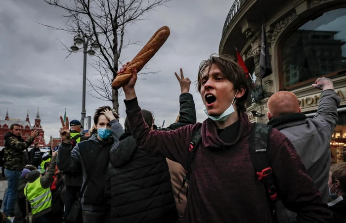 Tineri ruşi protestând în apropierea Kremlinului FOTO EPA-EFE