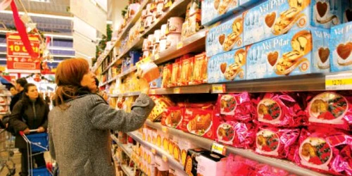 Românii au cumpărat mai puţine dulciuri tradiţionale din hipermarketuri, preferând să le facă în casă