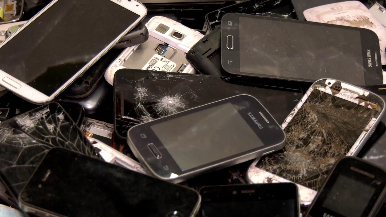 Telefoanele conțin metale prețioase. FOTO I. Bunilă