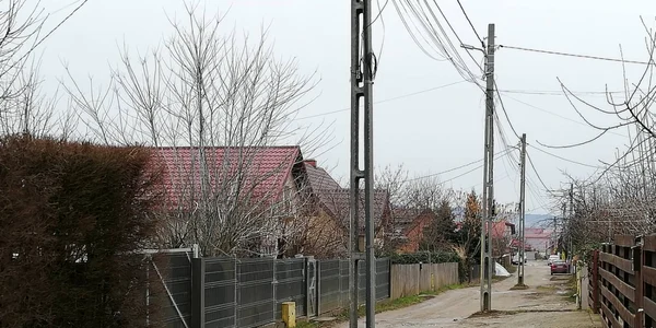 stâlpi de iluminat în mijlocul strâzii
