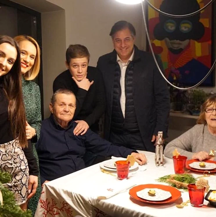 
    Andreea Esca și-a adunat familia în jurul meseiFoto: arhivă personală  