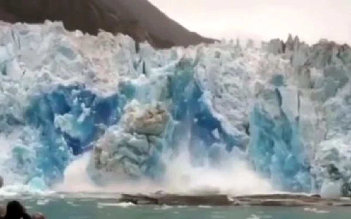 Calotă glaciară în Groenlanda care se topește în mare