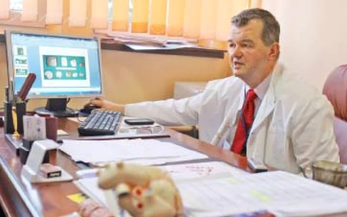 Medicul ne arată evoluţia dispozitivelor cardiace implantabile, care au ajuns de la dimensiuni ce permiteau introducerea lor doar în abdomen la dimensiunea unui cadran de ceas de mână