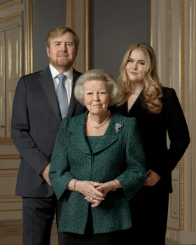 Prințesa Amalia a Olandei, alături de tatăl său, Regele Willem Alexander, și de bunica sa, Prințesa Beatrix. FOTO: RVD - Gemmy Woud-Binnendijk, Casa Regală olandeză