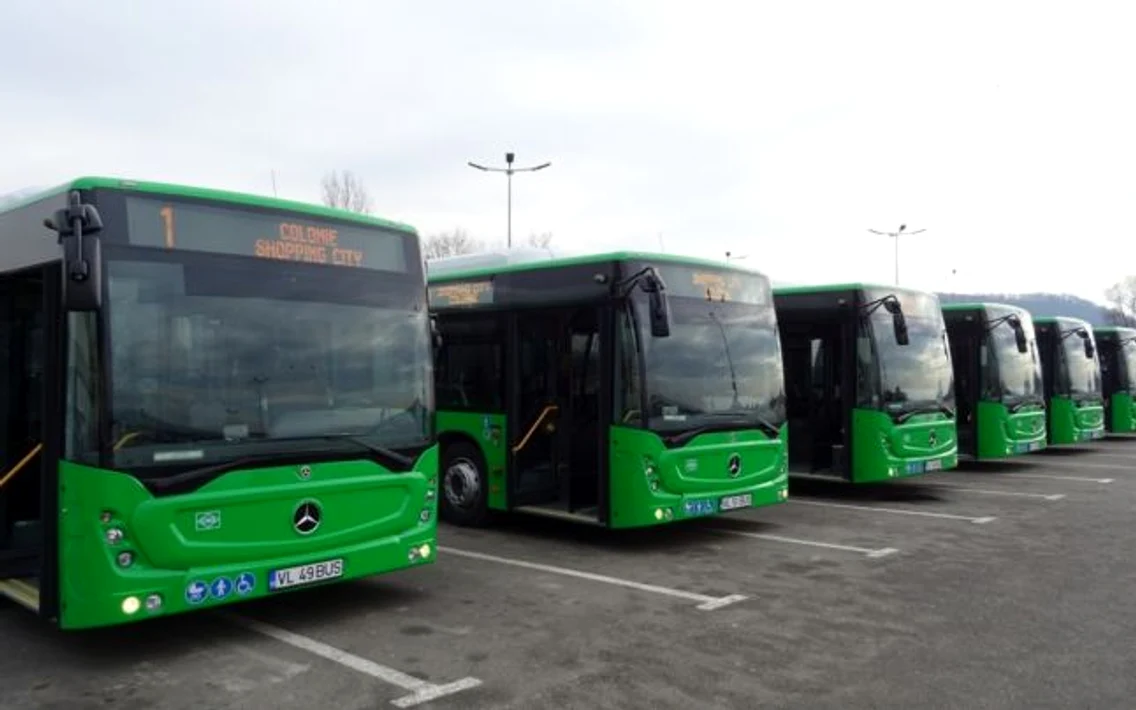 Autobuzele gigant articulate Mercedes - Benz pe gaz comprimat cu sistem informatic integrat - unice în România de la Râmnicu Vâlcea Foto Adevărul