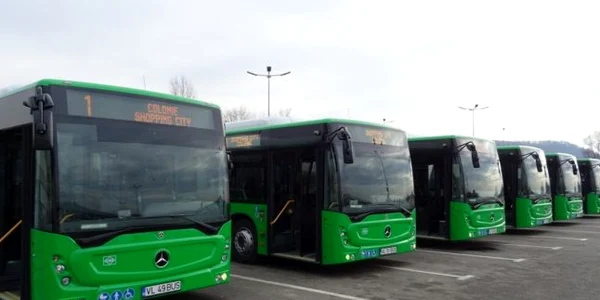 Autobuzele gigant articulate Mercedes - Benz pe gaz comprimat cu sistem informatic integrat - unice în România de la Râmnicu Vâlcea Foto Adevărul