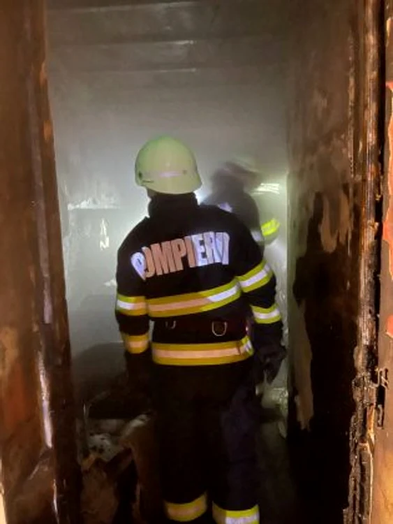 
    Incendiul s-a produs joi dimineața, la spitalul suport COVID Movila din PloieștiFoto: Observatorul Prahovean  