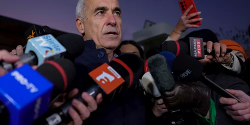 Candidatul independent Călin Georgescu face declarații de presă, în Izvorani, județul Ilfov. FOTO Inquam Photos / Octav Ganea