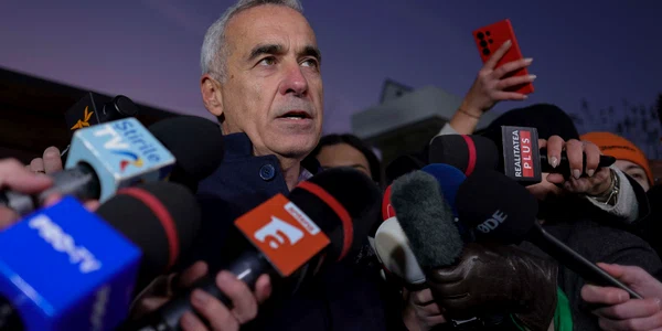 Candidatul independent Călin Georgescu face declarații de presă, în Izvorani, județul Ilfov. FOTO Inquam Photos / Octav Ganea