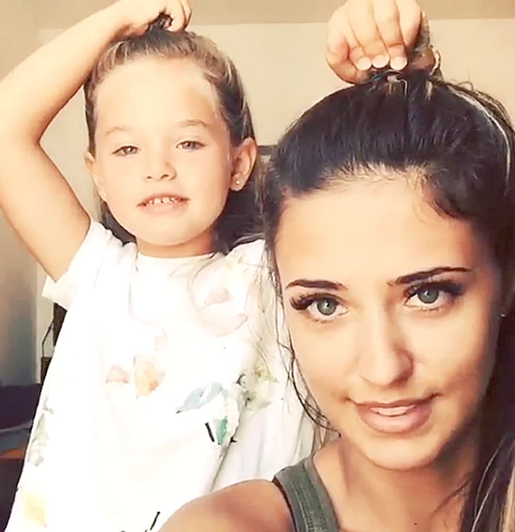
    Antonia şi Maya şi-au  făcut coafuri identice  şi s-au pozat împreună  