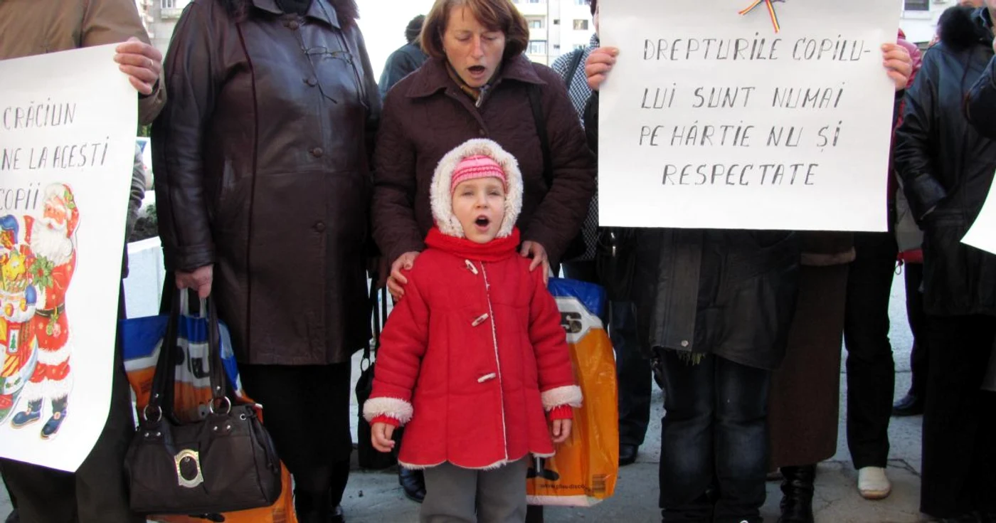 Asistenţii maternali au protestat împreună cu copiii pe care îi au în grijă