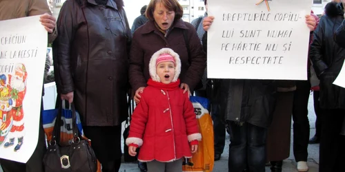 Asistenţii maternali au protestat împreună cu copiii pe care îi au în grijă