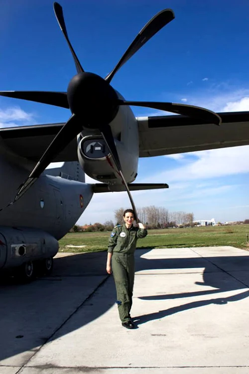 Acum, Simona pilotează uriașul Spartan și vrea să ajungă pilot-comandant