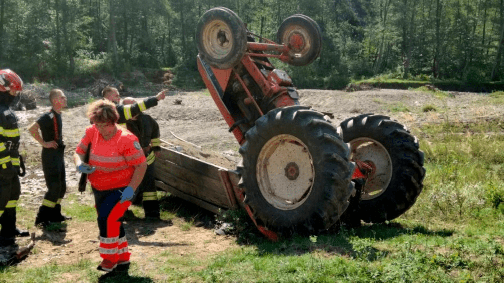 A căzut cu tractorul într-un canal de irigații și s-a înecat. Polițiștii anchetează cazul