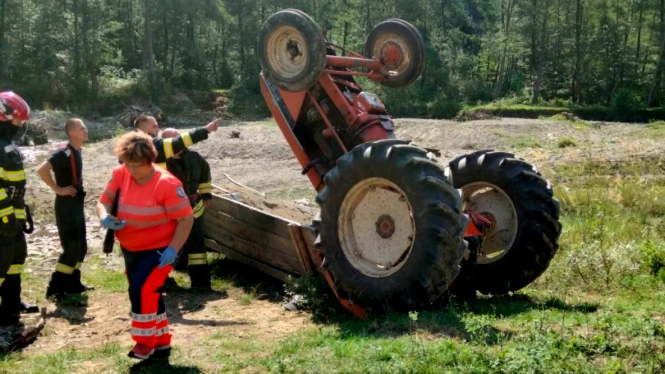 Bărbatul care conducea tractorul a decedat FOTO ISU Bacău