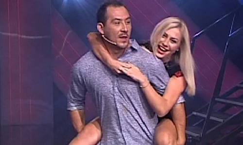Ştefan Stan a luat o în cârcă pe Andreea (Foto: Prima TV) jpeg