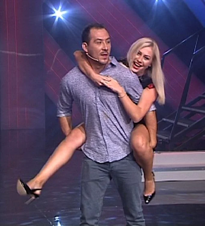 Ştefan Stan a luat-o în cârcă pe Andreea (Foto: Prima TV)