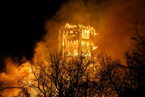 Un incendiu a izbucnit în turnul bisericii Vondelkerk din Amsterdam FOTO AFP