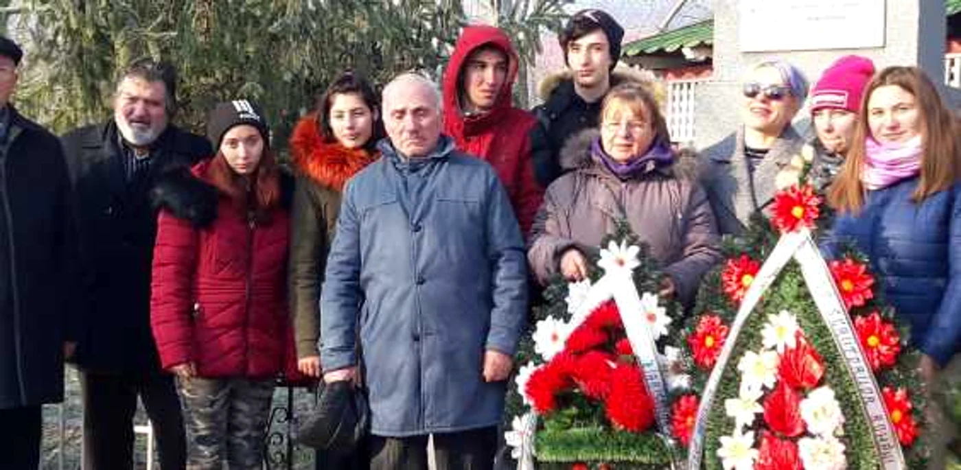 Singurul deţinut supravieţuitor (centru) care mai vine să povestească cele trăite s-a aflat în rândul tinerilor FOTO: Alina Mitran