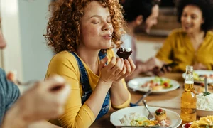 mancare fata vesela shutterstock 1678004092 jpg
