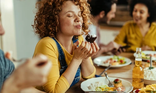 mancare fata vesela shutterstock 1678004092 jpg