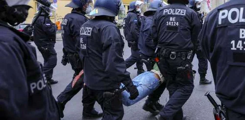 Proteste la Berlin faţă de restricţiile cauzate de coronavirus arestari politie FOTO EPA-EFE /  Omer Messinger